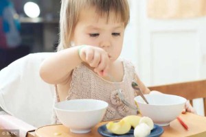 一岁多的宝宝，一日三餐怎么吃营养最全面，孩子又喜欢吃？